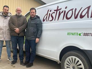 De izquierda a derecha. Jorge de la Iglesia (hijo), Javier de la Iglesia (padre), Fran de la Iglesia (hijo), parte del equipo de Distrioval en Medina de Rioseco