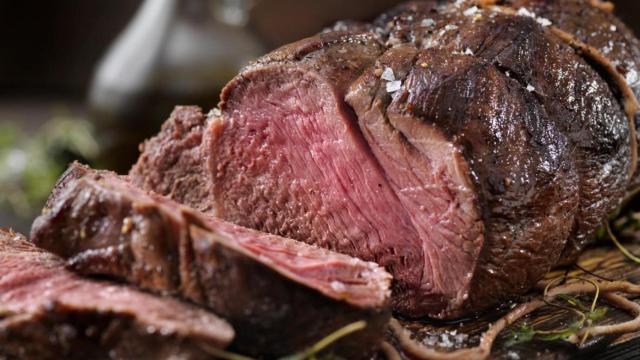 Un trozo de carne a la brasa.