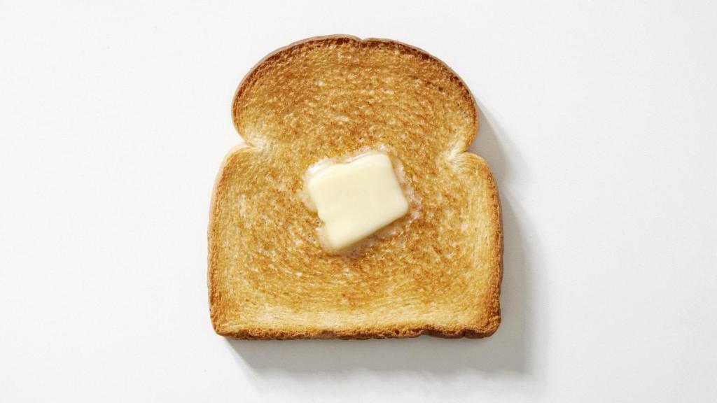 Una tostada con mantequilla.