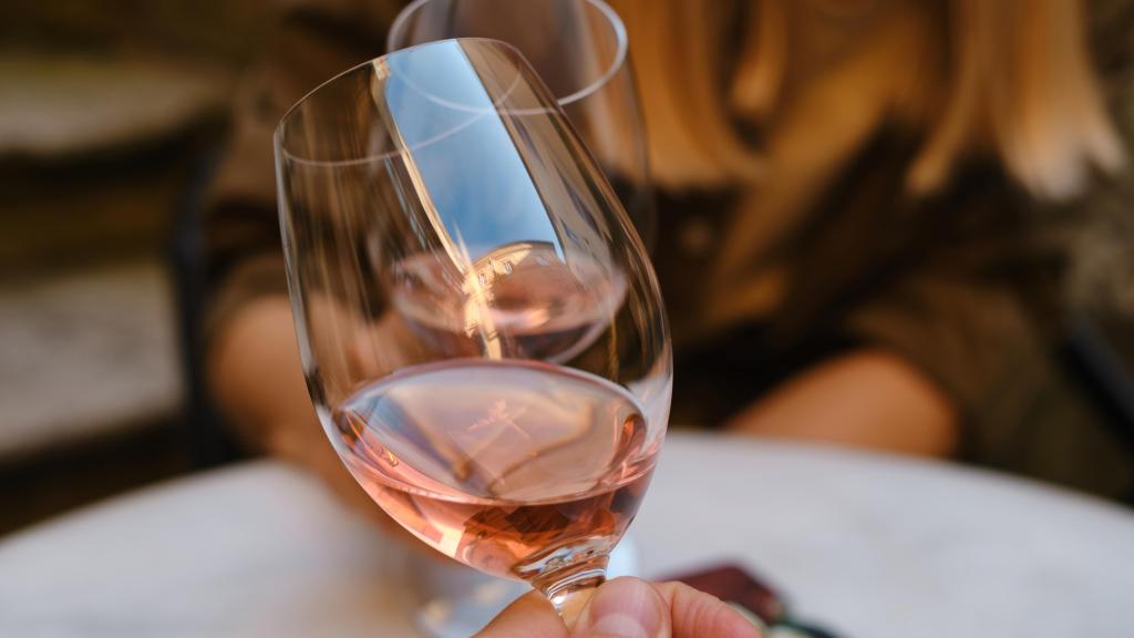 Dos copas de vino rosado.