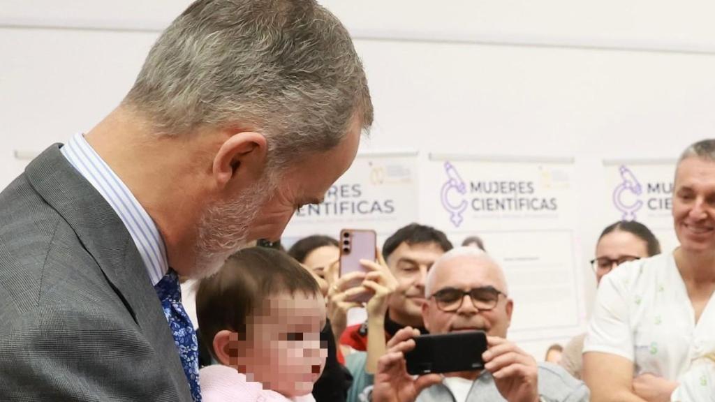 Felipe VI y Letizia durante su visita al Hospital de Parapléjicos de Toledo.