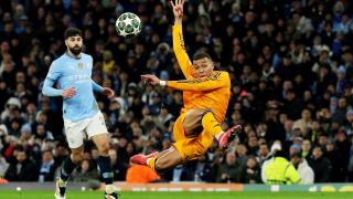 Mbappé realiza un remate defectuoso en el primer gol del Real Madrid ante el City.