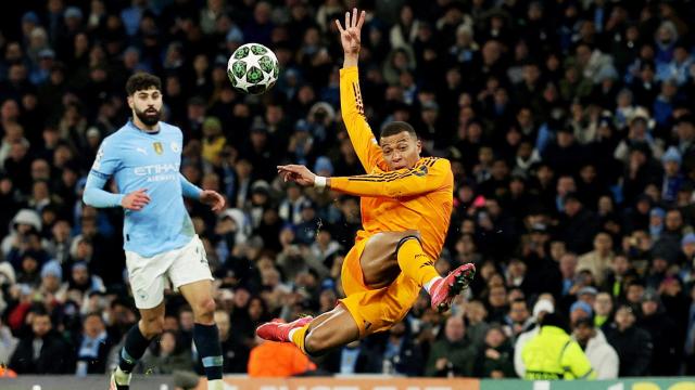 Mbappé realiza un remate defectuoso en el primer gol del Real Madrid ante el City.