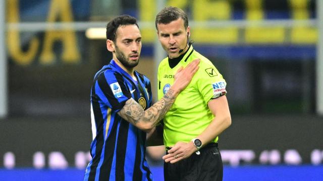 Hakan Calhanoglu, del Inter de Milan, con el árbitro Federico La Penna en un partido de la Serie A.