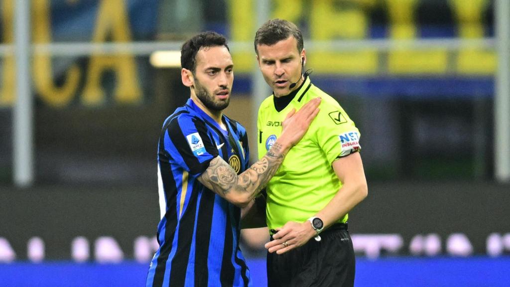 Hakan Calhanoglu, del Inter de Milan, con el árbitro Federico La Penna en un partido de la Serie A.