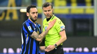 Hakan Calhanoglu, del Inter de Milan, con el árbitro Federico La Penna en un partido de la Serie A.