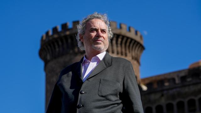 Ildefonso Falcones posa delante del Castillo de Castel Nuovo de Nápoles. Foto: Penguin Random House