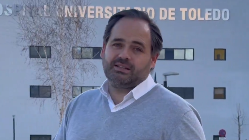 Paco Núñez, presidente del PP de Castilla-La Mancha, a las puertas del Hospital Universitario de Toledo.