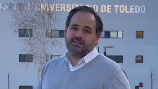 Paco Núñez, presidente del PP de Castilla-La Mancha, a las puertas del Hospital Universitario de Toledo.