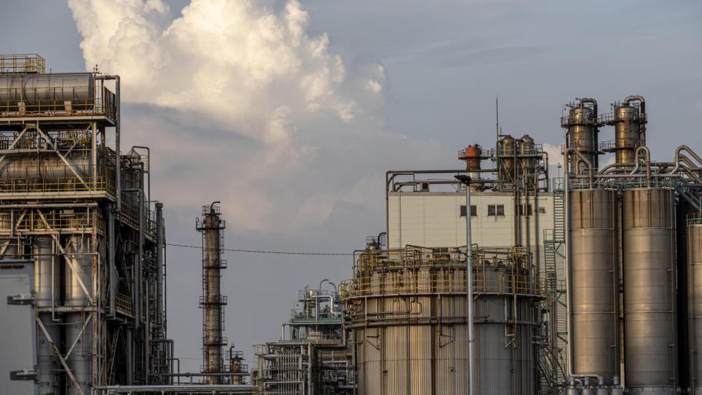 Exterior de una industria de refinería. Imagen de árchivo