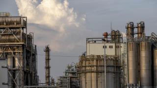 Exterior de una industria de refinería. Imagen de árchivo