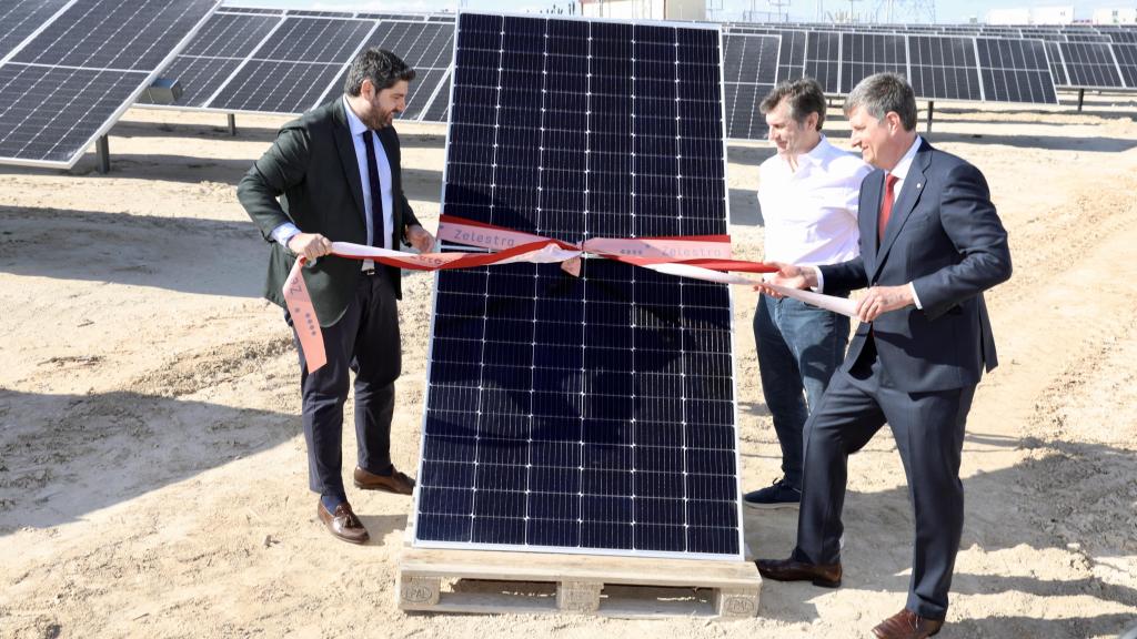 El acto de inauguración de la planta solar fotovoltaica de Zelestra en Cañada Alta (Murcia).