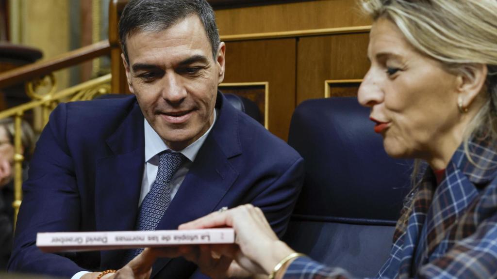 Yolanda Díaz muestra a Pedro Sánchez el libro que ha llevado esta mañana al Congreso.