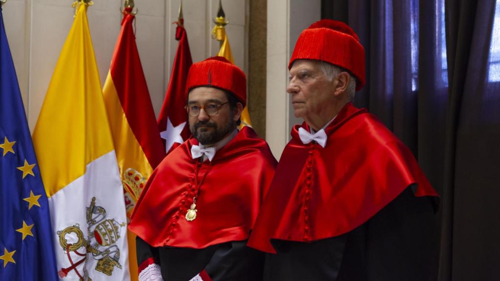 Alberto Priego, profesor de Relaciones Internacionales de la Universidad Pontificia de Comillas, junto a Josep Borrell.