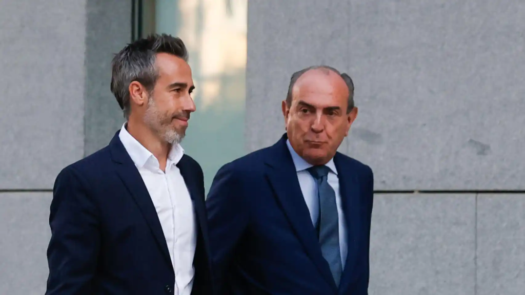 Jorge Vilda entra junto a su abogado en la Audiencia Nacional.