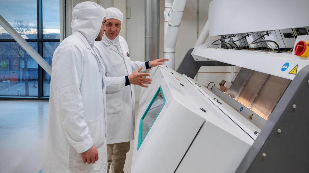 Jaume Clotet con un operario, en el nuevo molino de Casa Tarradellas en Gurb (Barcelona).