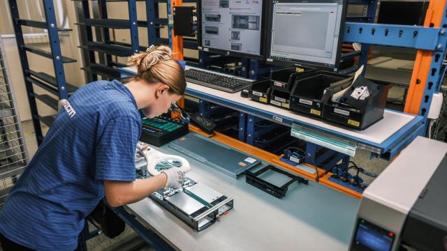 Una operaria en la planta de ensamblaje de Foxconn en República Checa.