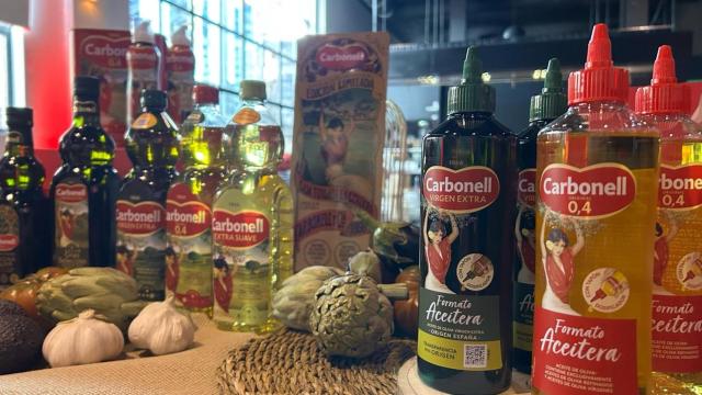 El nuevo producto de Carbonell presentado por Deoleo, junto a otros ya en el mercado.