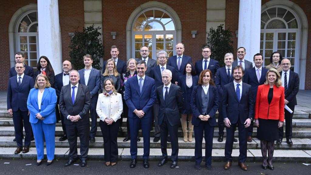 Foto de familia de la reunión entre el presidente del Gobierno, Pedro Sánchez, y los representantes de la industria farmacéutica.