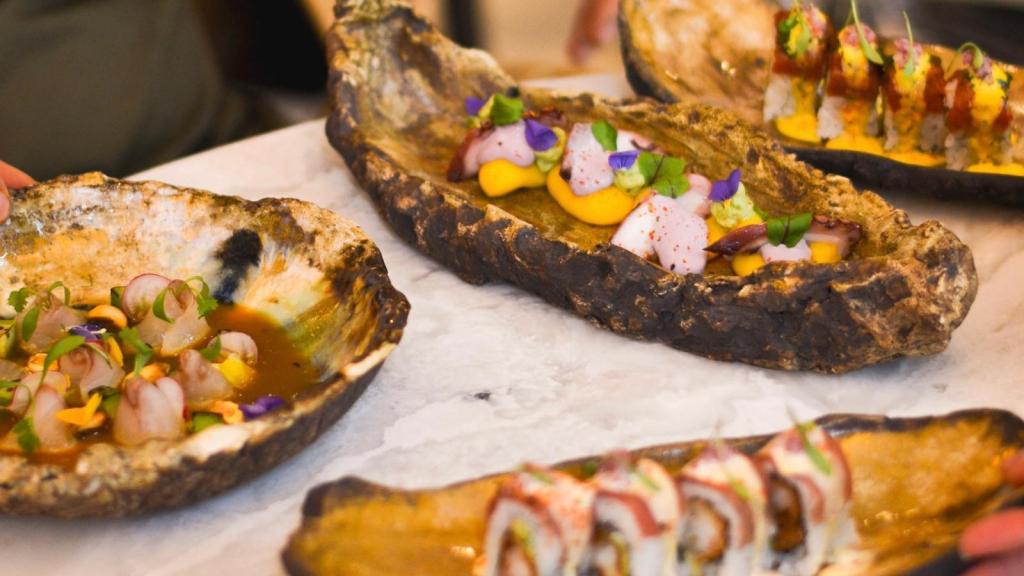 Sushi y ceviche del primer buffet libre con platos de Japón y Perú junto a la sede del PP en Madrid.