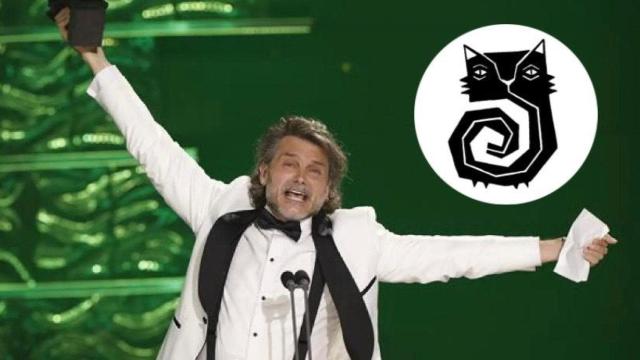 Montaje de Salva Reina recogiendo su Goya y el logo de La Cochera Cabaret.