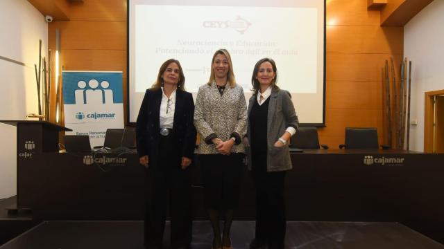 Elena Gallardo-Morillo, en el centro, en su charla en Málaga.