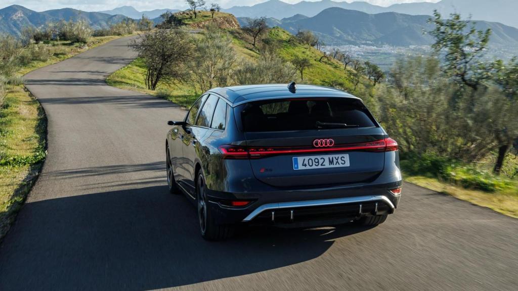 El Audi A6 e-tron Avant se caracteriza por su dinamismo y tecnología.