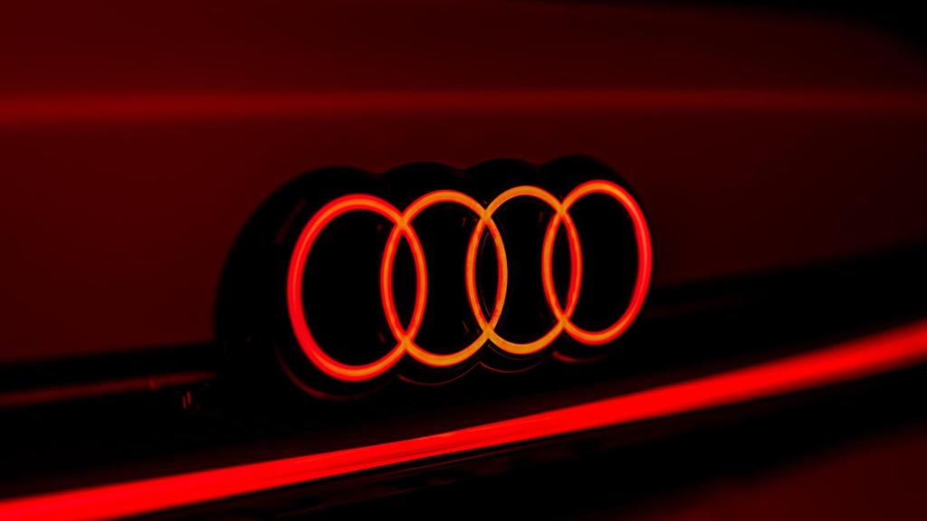 El Audi A6 e-tron Avant se caracteriza por tener el emblema de Audi iluminado.