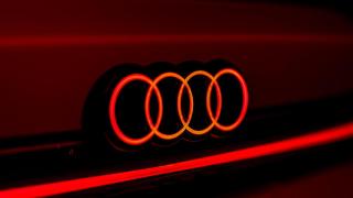 El Audi A6 e-tron Avant se caracteriza por tener el emblema de Audi iluminado.