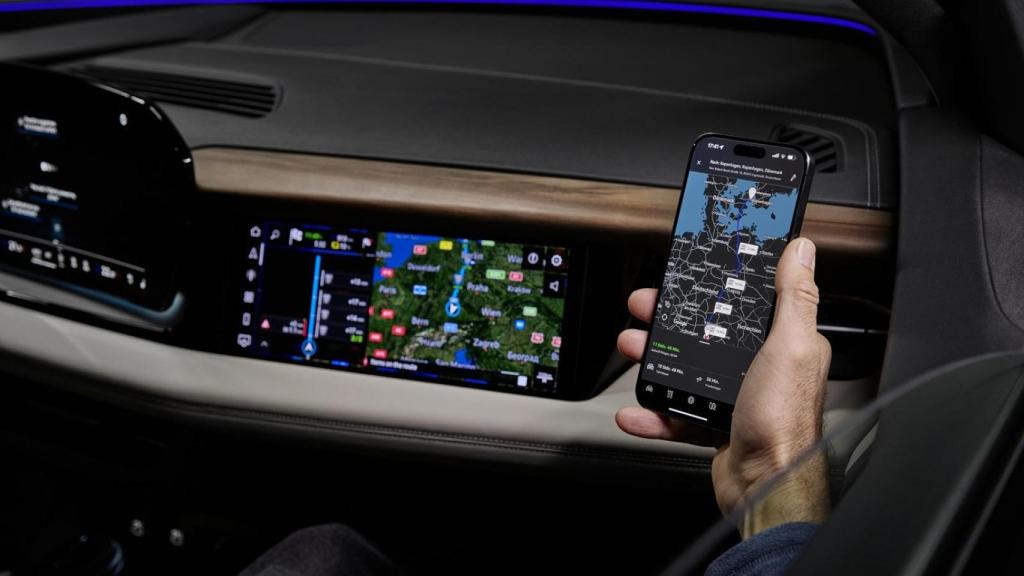 El asiento del copiloto puede incorporar una tercera pantalla.