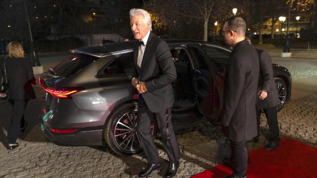 Richard Gere se baja del Audi A6 e-tron en la ceremonia de los Goya.