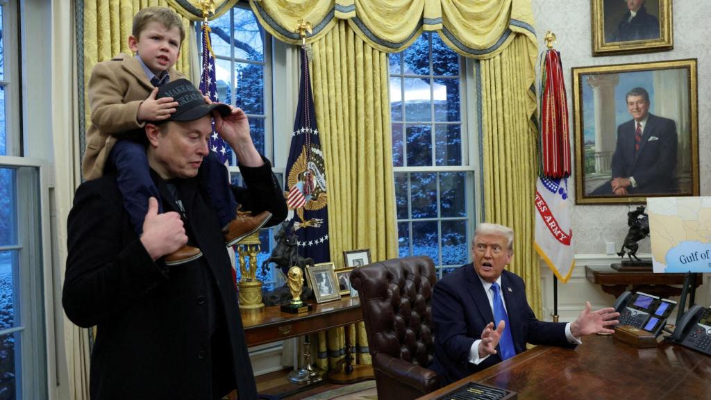 El presidente estadounidense Donald Trump habla mientras Elon Musk lleva X-A-12 sobre sus hombros en la Oficina Oval de la Casa Blanca en Washington, DC, EE. UU., el 11 de febrero de 2025.