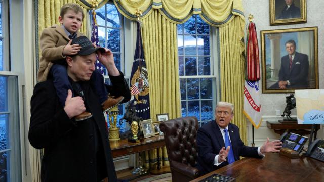 El presidente estadounidense Donald Trump habla mientras Elon Musk lleva X-A-12 sobre sus hombros en la Oficina Oval de la Casa Blanca en Washington, DC, EE. UU., el 11 de febrero de 2025.