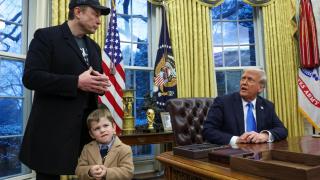 Elon Musk y el presidente de EEUU, Donald Trump, hablan en el despacho Oval junto al hijo de Musk, X Æ A-12.