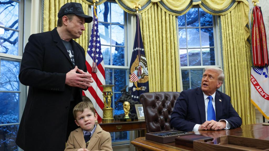 Elon Musk y el presidente de EEUU, Donald Trump, hablan en el despacho Oval junto al hijo de Musk, X Æ A-12.