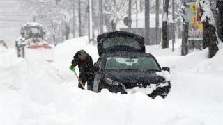 Un hombre intenta retirar nieve alrededor de su coche tras una fuerte nevada en Obihiro, Hokkaido, al norte de Japón.