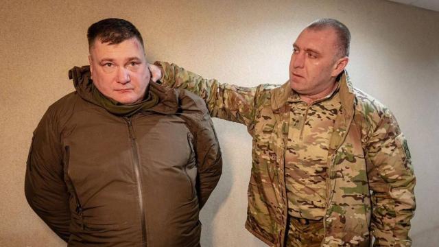 Vasyl Malyuk (d), jefe del SBU, con el detenido.