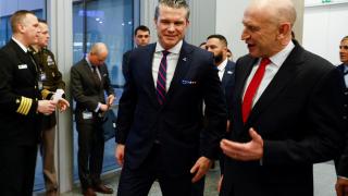 El secretario de Defensa de Estados Unidos, Pete Hegseth , se reúne con el secretario de Defensa británico, John Healey, antes de la reunión de ministros de Defensa de la OTAN en la sede de la alianza en Bruselas.