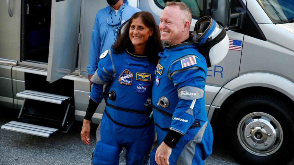 Suni Williams (izqda) y Butch Wilmore (dcha), los astronautas de la NASA atrapados en la ISS.