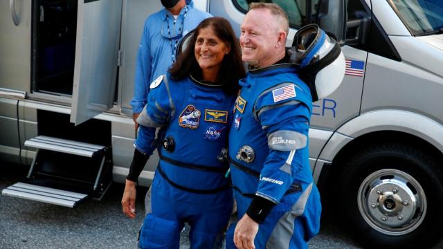 Suni Williams (izqda) y Butch Wilmore (dcha), los astronautas de la NASA atrapados en la ISS.