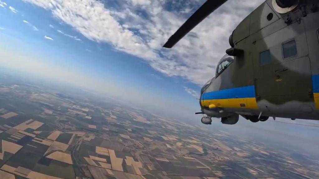 Captura del vídeo del helicóptero ucraniano Mi-24V Hind interceptando y destruyendo drones rusos.