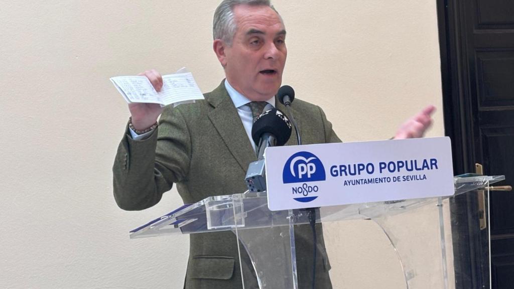 Juan Bueno, en la sala de prensa del grupo popular del Ayuntamiento de Sevilla.
