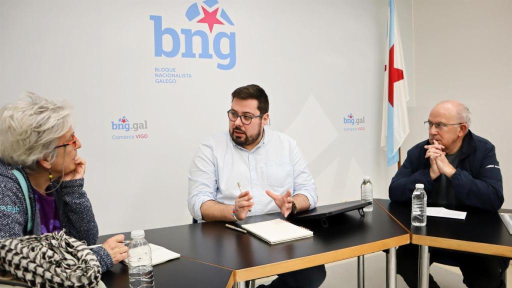 Reunión del portavoz del BNG en Vigo, Xabier P. Igrexas, con miembros de la plataforma 'Salvemos a Barroca'.