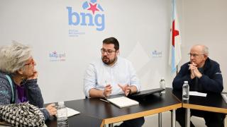 Reunión del portavoz del BNG en Vigo, Xabier P. Igrexas, con miembros de la plataforma 'Salvemos a Barroca'.