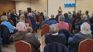 Luisa Sánchez en la reunión con los militantes.