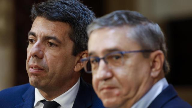 Carlos Mazón y José Antonio  Rovira, durante la presentación de la consulta para elegir lengua base en los centros. Efe / Ana Escobar