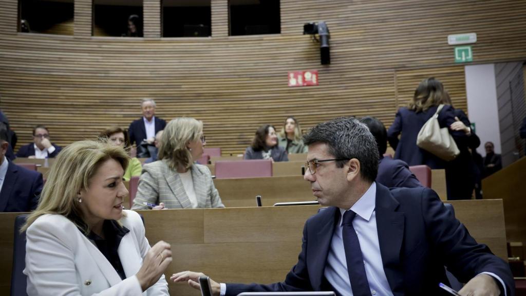 Carlos Mazón junto a la vicepresidenta del Gobierno valenciano, Susana Camarero, en un pleno de Les Corts. Corts / José Cuéllar
