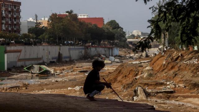 Una persona en el barranco del Poyo, afectado por la dana. Rober Solsona / Europa Press