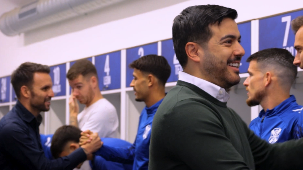 Rayco García, a la derecha, saludando a la plantilla del CD Tenerife