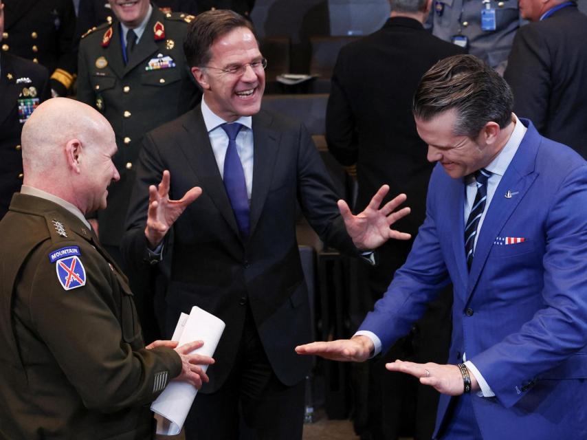 Mark Rutte y Pete Hegseth bromean durante su encuentro en Bruselas.
